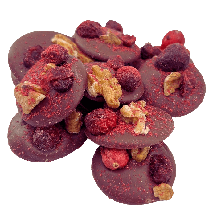 Mendiants de chocolate con leche y trocitos de nuez, arándano, grosella negra y frambuesa