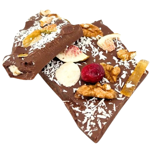 Barritas rotas de chocolate con leche con higo, limón, arándanos, nueces y coco