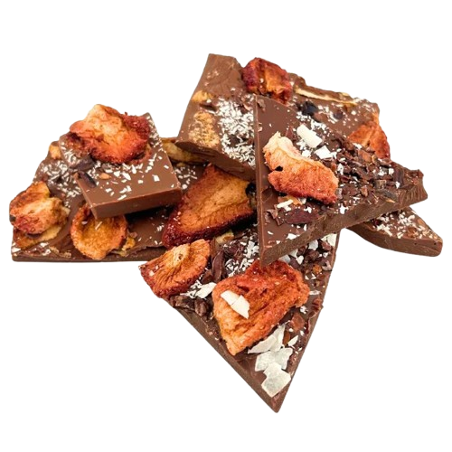 Barritas rotas de chocolate con leche con coco, fresa y cacao nibs