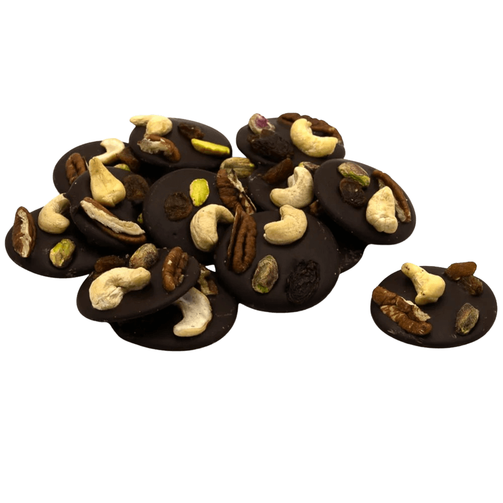 Mendiants de chocolate negro con trozos de anacardos, pistachos, pasas y nueces pecanas